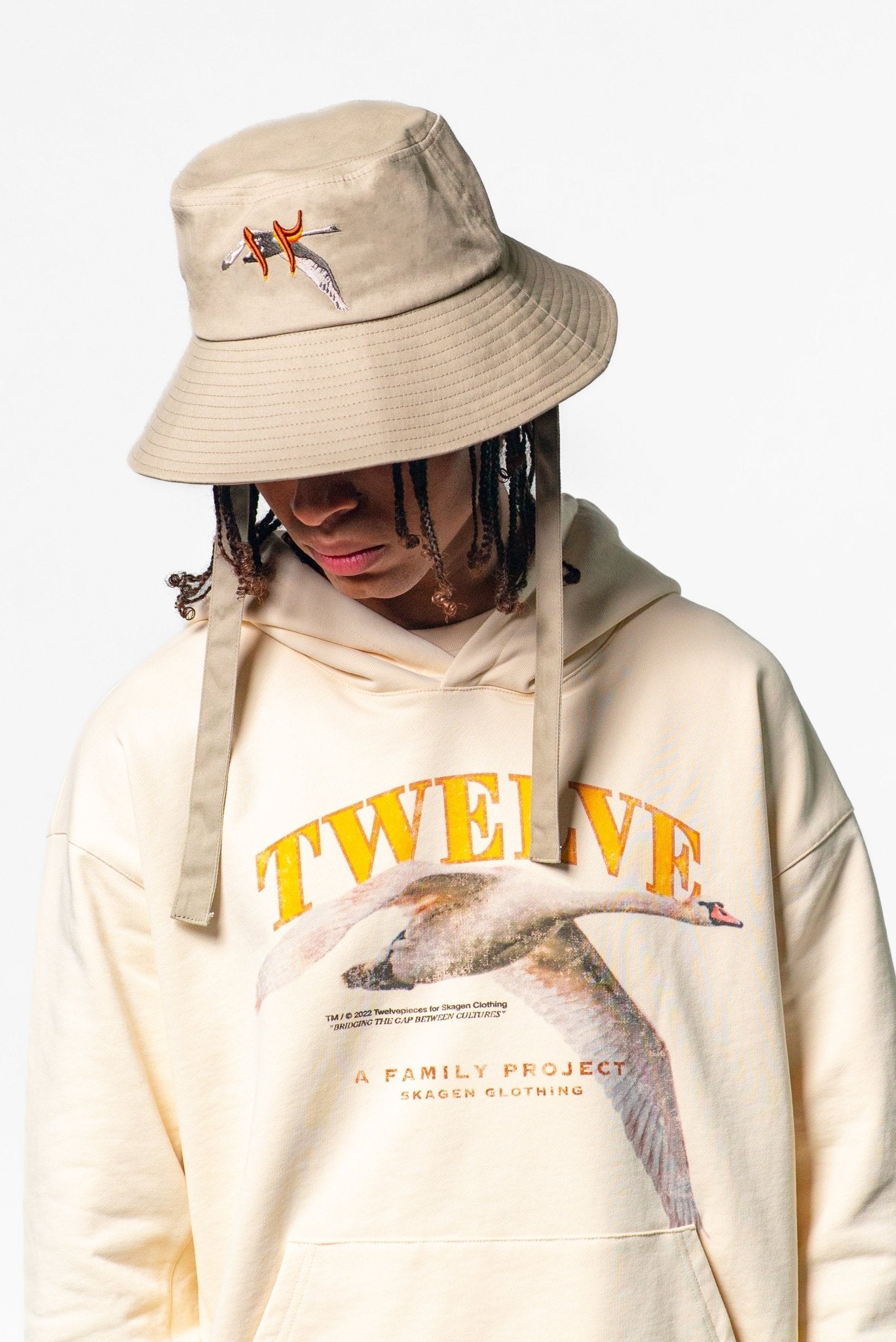 Grafisk Hoodie: Twelvepieces Collab Cream |  Skagen-clothing.dk