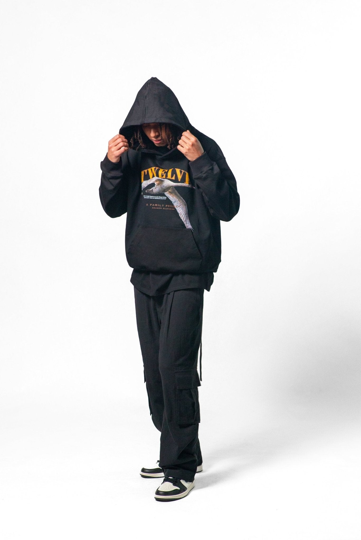 Grafisk Hoodie: Twelvepieces Collab Sort |  Skagen-clothing.dk