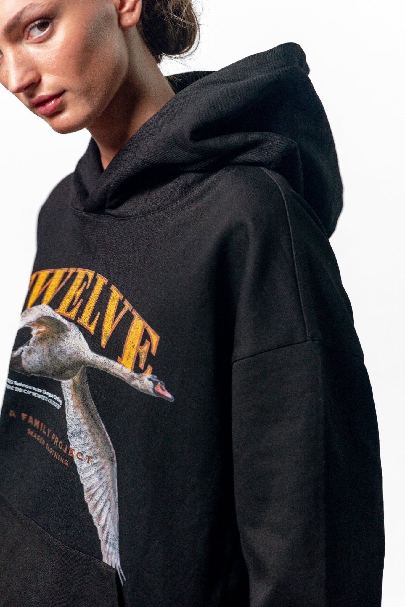 Grafisk Hoodie: Twelvepieces Collab Sort |  Skagen-clothing.dk