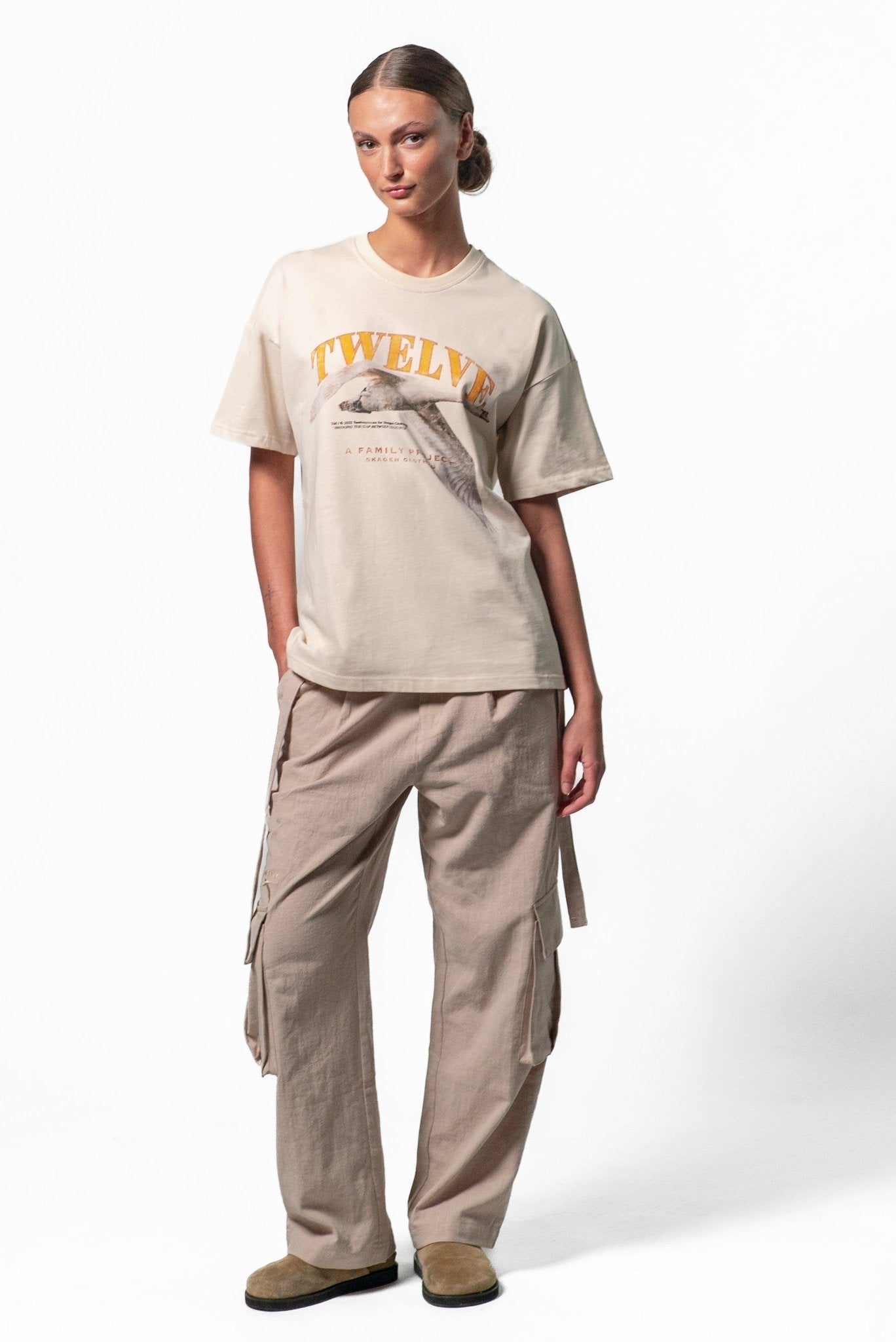 Grafisk Tee: Twelvepieces Collab Cream |  Skagen-clothing.dk