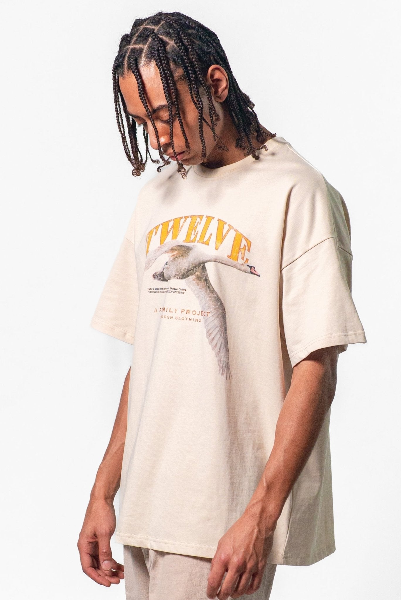 Grafisk Tee: Twelvepieces Collab Cream |  Skagen-clothing.dk