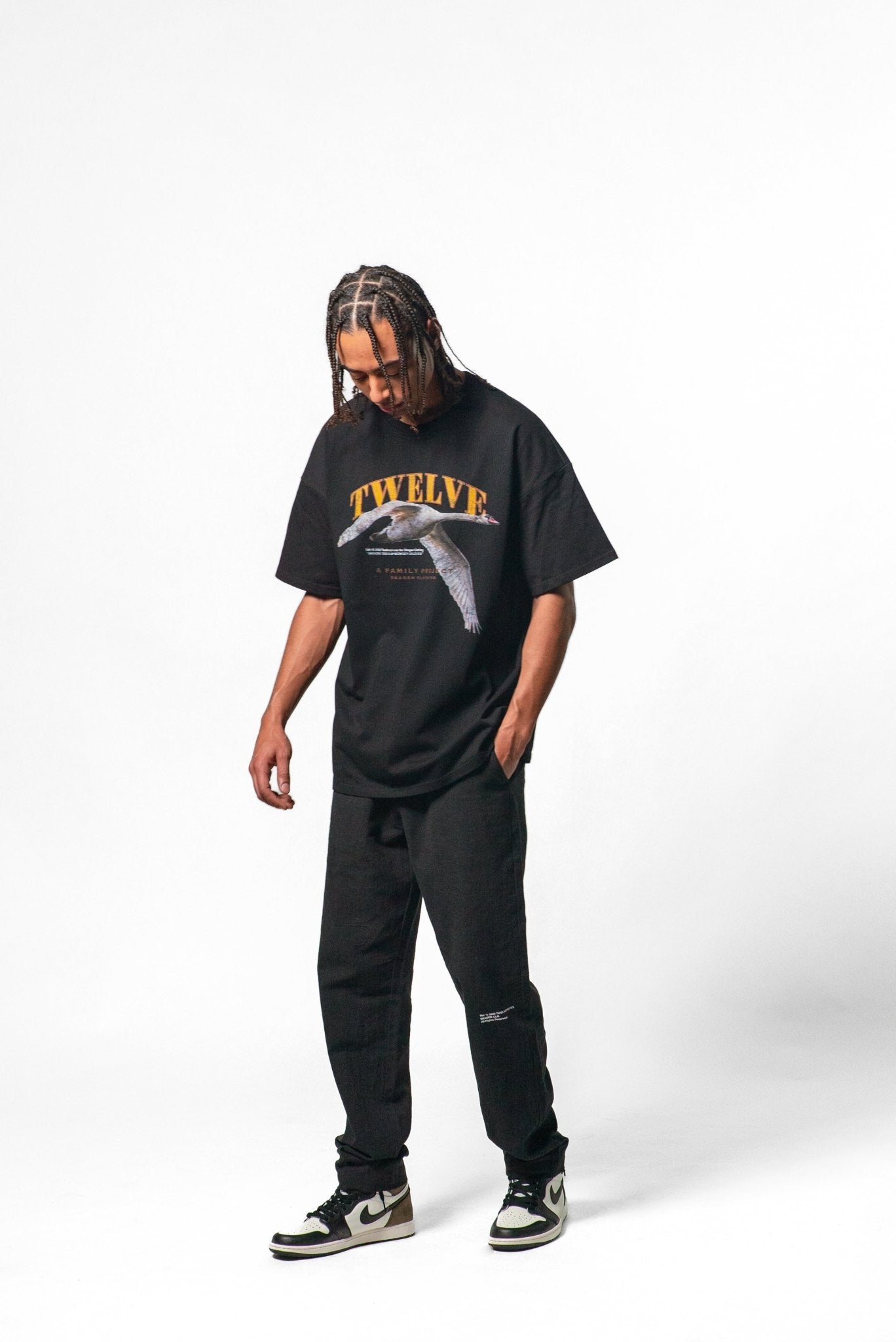 Grafisk Tee: Twelvepieces Collab Sort |  Skagen-clothing.dk