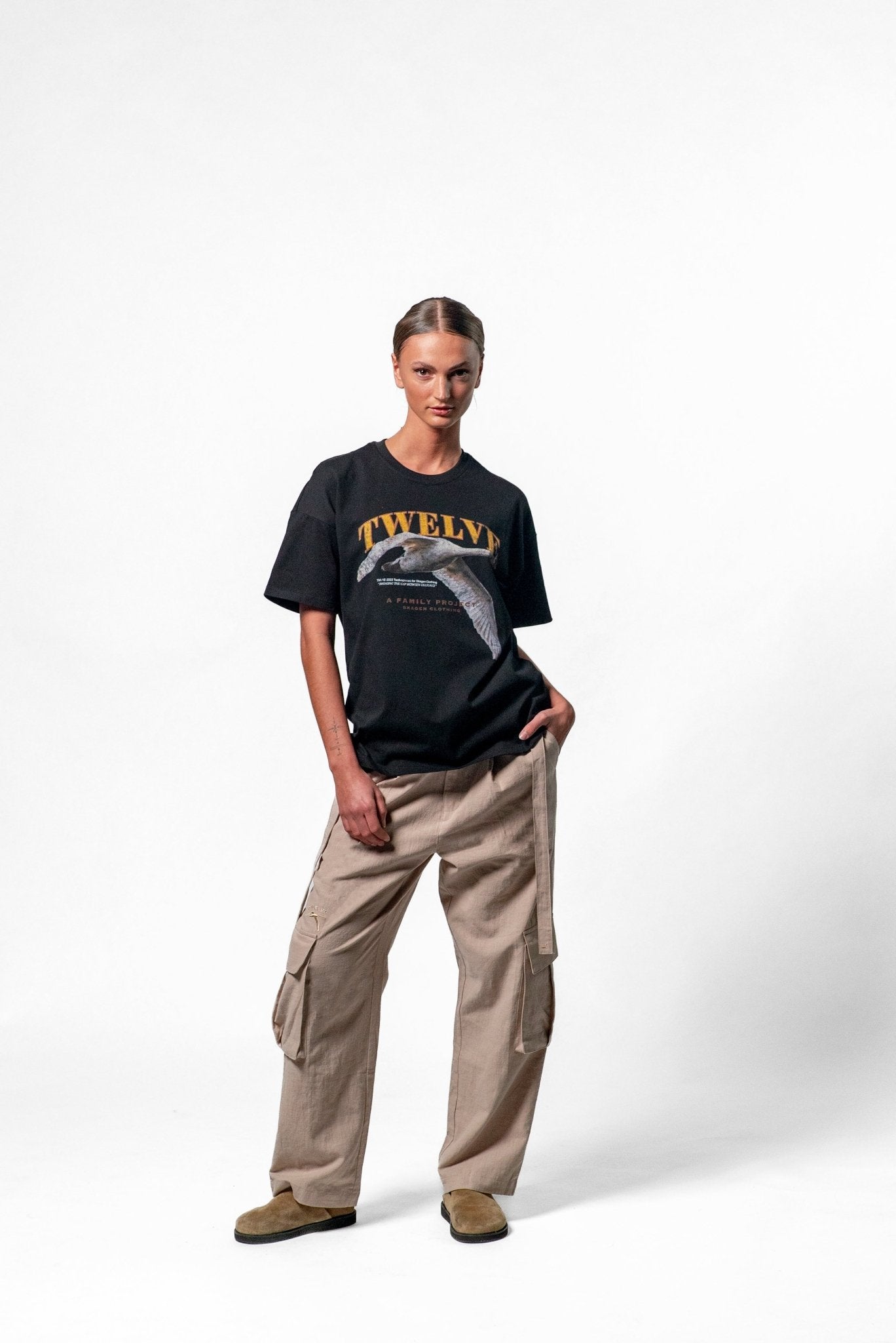 Grafisk Tee: Twelvepieces Collab Sort |  Skagen-clothing.dk