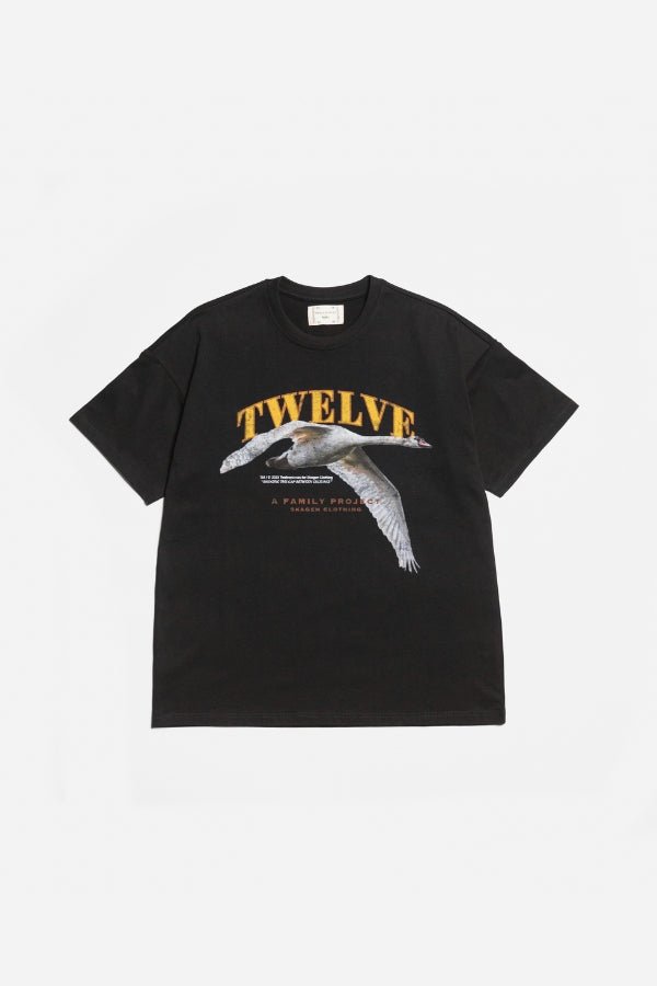 Grafisk Tee: Twelvepieces Collab Sort |  Skagen-clothing.dk