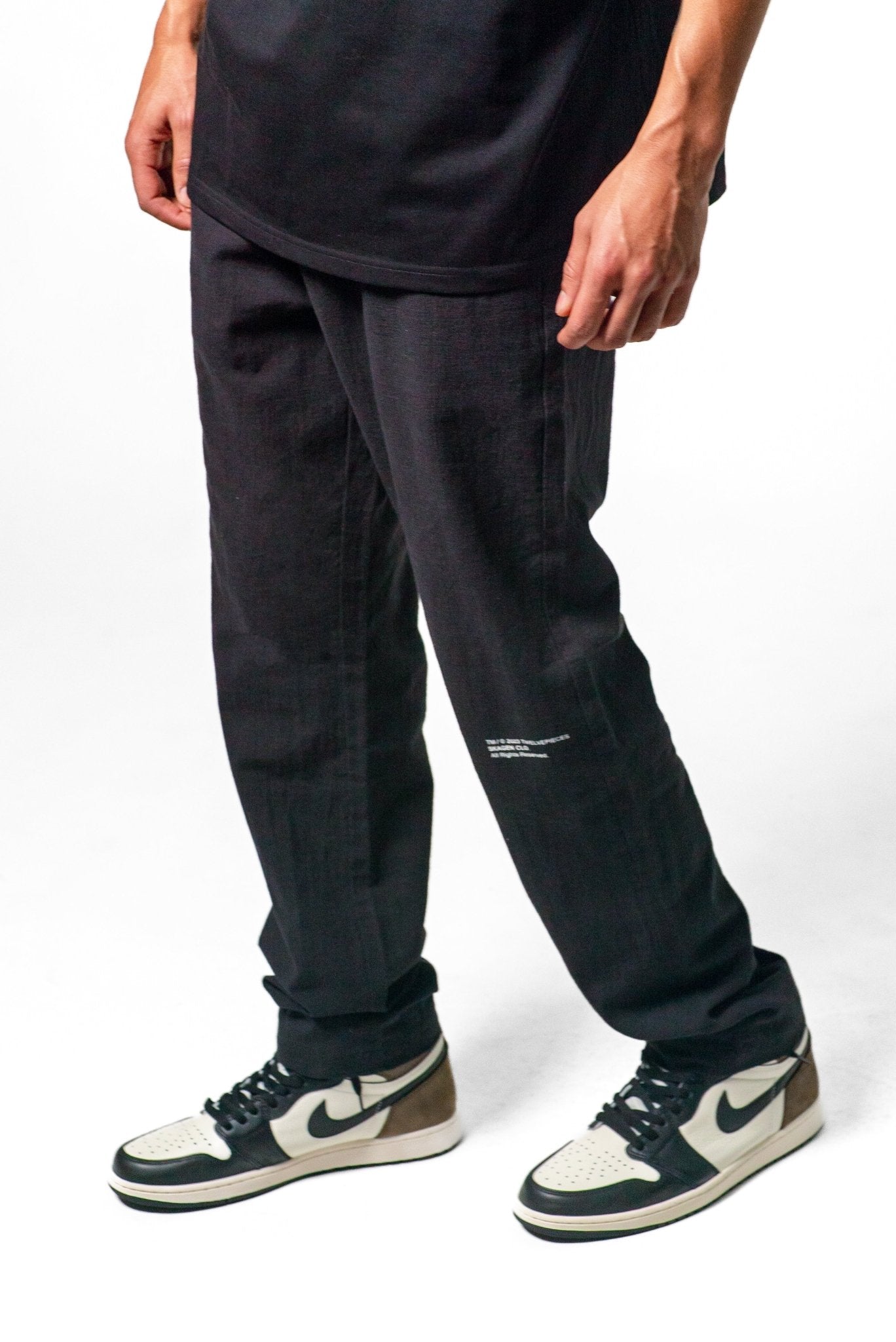 Hørbukser: Twelvepieces Collab Sort |  Skagen-clothing.dk